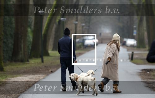 Huizen 13 januari 2024
Linda de Mol en Jeroen Rietbergen samen wandelend met hun 2 honden / labradors.