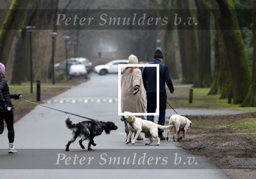 Huizen 13 januari 2024
Linda de Mol en Jeroen Rietbergen samen wandelend met hun 2 honden / labradors.