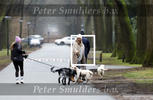 Huizen 13 januari 2024
Linda de Mol en Jeroen Rietbergen samen wandelend met hun 2 honden / labradors.