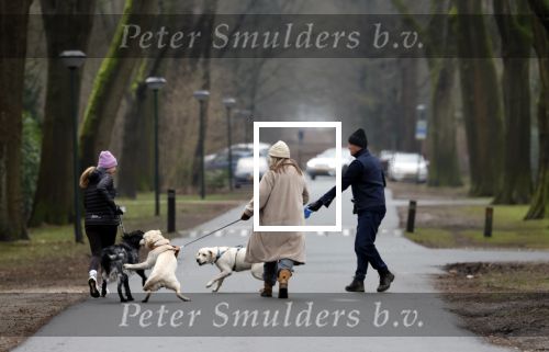Huizen 13 januari 2024
Linda de Mol en Jeroen Rietbergen samen wandelend met hun 2 honden / labradors.