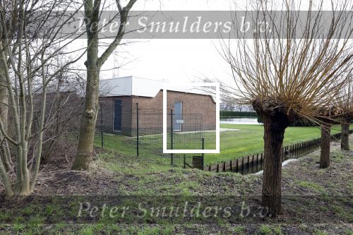 Lisse 6 januari 2023
Op deze locatie naast de Lissesche ijsbaan zou Maxime Meiland verkracht zijn . De speelrekken die daar stonden zijn onlangs weg gehaald . De gaten in de grond zitten er nog .