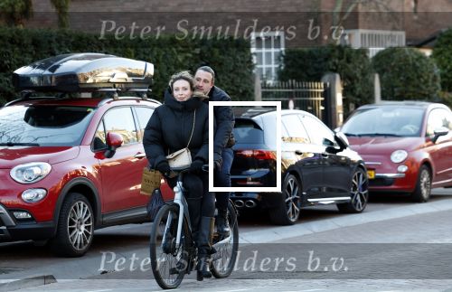 Amsterdam 9 januari 2024
Loiza lamers met partner op electrische van Moof fiets in Amsterdam.