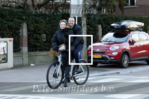 Amsterdam 9 januari 2024
Loiza lamers met partner op electrische van Moof fiets in Amsterdam.
