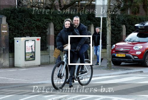 Amsterdam 9 januari 2024
Loiza lamers met partner op electrische van Moof fiets in Amsterdam.