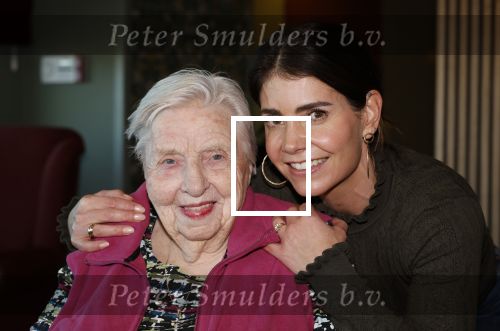 Capelle aan de Ijssel 19 januari 2024
Mevr Koolmeester en haar kleindochter Joyce . Mevr Koolmeester is al 50 jaar abonnee van Story.