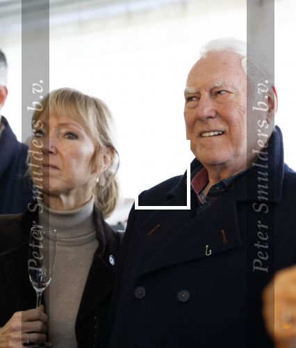 Hoek van Holland 2 januari 2025
De top 40 reikt prijzen uit aan ded Nederlandse Arteisten die in 1 jaar het langste op nummer 1 hebben gestaan .
Onder andere aanwezig Piet Veerman Erik de Zwart Corry Konings George Baker Jacques Herb Ben Cramer ea
Het geestje was in het Art Museum. Cesar Zuiderwijk met partner