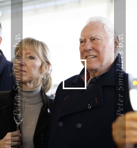 Hoek van Holland 2 januari 2025
De top 40 reikt prijzen uit aan ded Nederlandse Arteisten die in 1 jaar het langste op nummer 1 hebben gestaan .
Onder andere aanwezig Piet Veerman Erik de Zwart Corry Konings George Baker Jacques Herb Ben Cramer ea
Het geestje was in het Art Museum. Cesar Zuiderwijk met partner