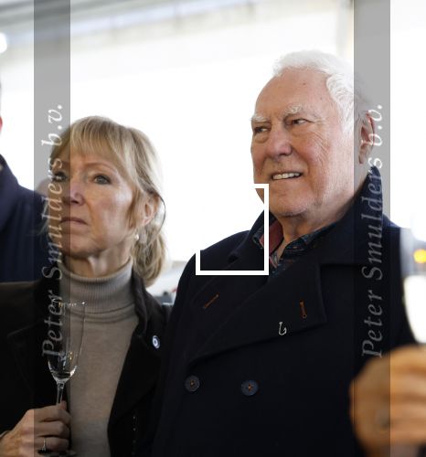 Hoek van Holland 2 januari 2025
De top 40 reikt prijzen uit aan ded Nederlandse Arteisten die in 1 jaar het langste op nummer 1 hebben gestaan .
Onder andere aanwezig Piet Veerman Erik de Zwart Corry Konings George Baker Jacques Herb Ben Cramer ea
Het geestje was in het Art Museum. Cesar Zuiderwijk met partner