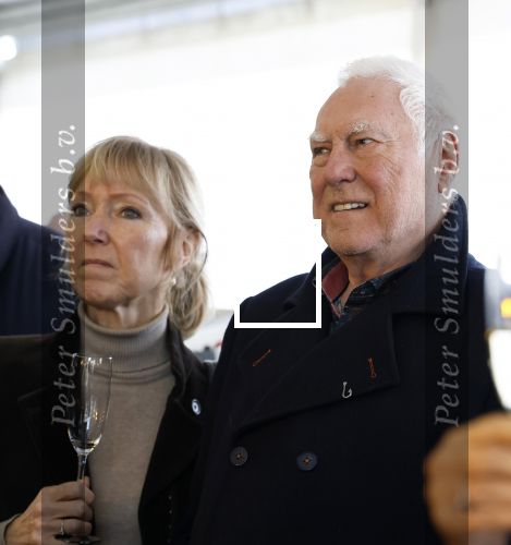 Hoek van Holland 2 januari 2025
De top 40 reikt prijzen uit aan ded Nederlandse Arteisten die in 1 jaar het langste op nummer 1 hebben gestaan .
Onder andere aanwezig Piet Veerman Erik de Zwart Corry Konings George Baker Jacques Herb Ben Cramer ea
Het geestje was in het Art Museum. Cesar Zuiderwijk met partner