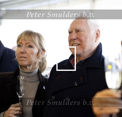Hoek van Holland 2 januari 2025
De top 40 reikt prijzen uit aan ded Nederlandse Arteisten die in 1 jaar het langste op nummer 1 hebben gestaan .
Onder andere aanwezig Piet Veerman Erik de Zwart Corry Konings George Baker Jacques Herb Ben Cramer ea
Het geestje was in het Art Museum. Cesar Zuiderwijk met partner
