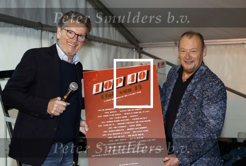 Hoek van Holland 2 januari 2025
De top 40 reikt prijzen uit aan ded Nederlandse Arteisten die in 1 jaar het langste op nummer 1 hebben gestaan .
Onder andere aanwezig Piet Veerman Erik de Zwart Corry Konings George Baker Jacques Herb Ben Cramer ea
Het geestje was in het Art Museum. Erik de Zwart en Jaap Schut