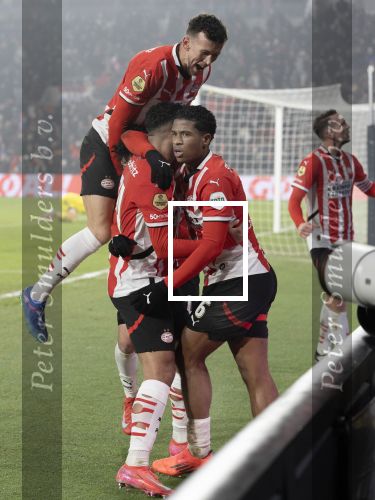 Eindhoven 14 Januari 2025 KNVB Beker PSV-Excelsior. Eindstand 5-4 (Verlenging)
Ismael Sabari scoort in de laatste seconde van de wedstrijd 3-3 en wordt gefeliciteerd door zijn kollega\'s Ryan Flamingo Ricardo Pepi Luuk de Jong en Ivan Perisic
Foto Jan Hoogsteen