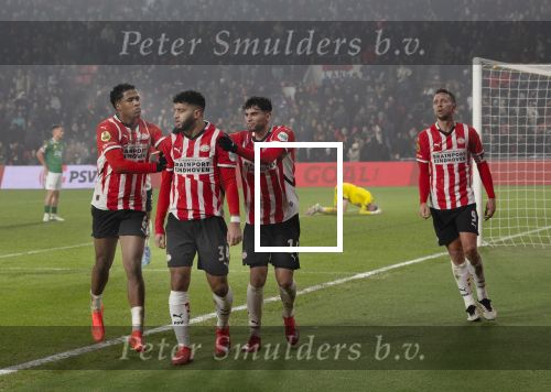 Eindhoven 14 Januari 2025 KNVB Beker PSV-Excelsior. Eindstand 5-4 (Verlenging)
Ismael Sabari scoort in de laatste seconde van de wedstrijd 3-3 en wordt gefeliciteerd door zijn kollega\'s Ryan Flamingo Ricardo Pepi Luuk de Jong en Ivan Perisic
Foto Jan Hoogsteen