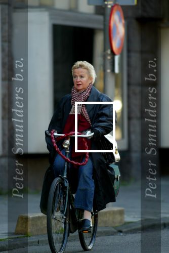 Amsterdam 28 november 2003
Judith Bosch boodschappen doen op fiets