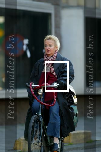 Amsterdam 28 november 2003
Judith Bosch boodschappen doen op fiets