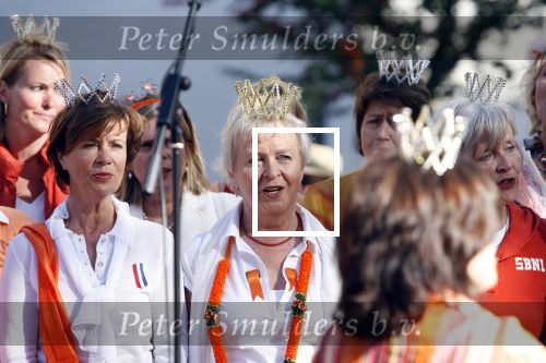 Amsterdam 30 april 2007
Het koninginnekoor met Ati Dijckmeester Judith Bosch en de moeder van Renee Vervoorn zingen tijdens koninginnedag.