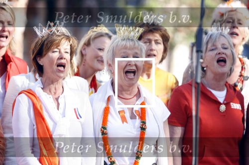 Amsterdam 30 april 2007
Het koninginnekoor met Ati Dijckmeester Judith Bosch en de moeder van Renee Vervoorn zingen tijdens koninginnedag.