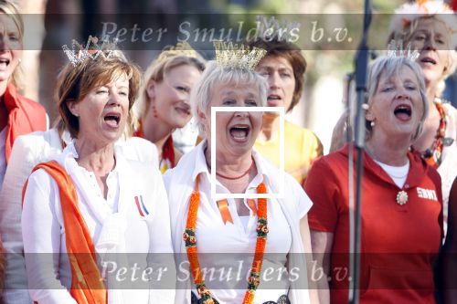 Amsterdam 30 april 2007
Het koninginnekoor met Ati Dijckmeester Judith Bosch en de moeder van Renee Vervoorn zingen tijdens koninginnedag.