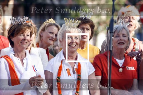 Amsterdam 30 april 2007
Het koninginnekoor met Ati Dijckmeester Judith Bosch en de moeder van Renee Vervoorn zingen tijdens koninginnedag.