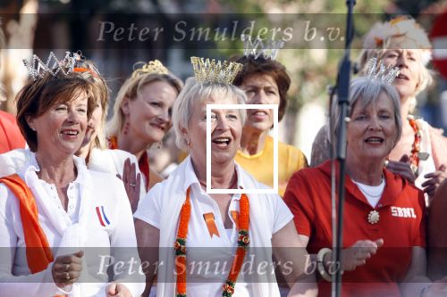 Amsterdam 30 april 2007
Het koninginnekoor met Ati Dijckmeester Judith Bosch en de moeder van Renee Vervoorn zingen tijdens koninginnedag.