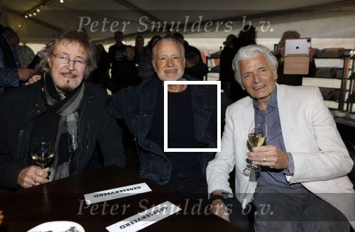 Hoek van Holland 2 januari 2025
De top 40 reikt prijzen uit aan ded Nederlandse Arteisten die in 1 jaar het langste op nummer 1 hebben gestaan .
Onder andere aanwezig Piet Veerman Erik de Zwart Corry Konings George Baker Jacques Herb Ben Cramer ea
Het geestje was in het Art Museum.
