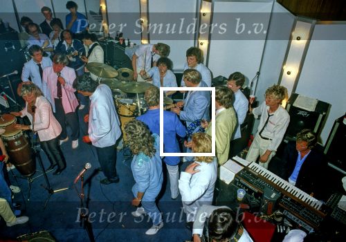Rotterdam, afscheid van de Kromme ( Wim v Hanegem ) bij Feyenoord. Op de foto achter de drums Andre Hazes, Scott Fitzgerald, Harry v Hoof achter de piano, verder nog Toni Alberti,Gebr. v Rijt, Ron Brandsteder, Hans Vermeulen