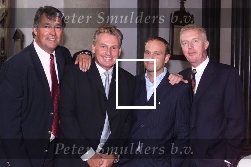 Naarden 27 mei 2000
afscheidsreceptie van Joop vd Ende.


Ron Brandsteder,,HennyHuisman,CarloBoszhardt  en Andre van Duin

Peter Smulders BV