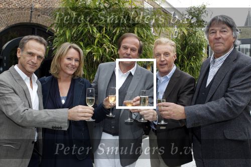 Naarden 18 maart 2010
Surprise feestje voor ivo niehe ivm 35 jaar werken voor de tros bij het arsenaal. Ivo met Antoinette Hertsenberg Ron Brandsteder Jaap Jongbloed en Andre v Duin
Peter Smulders bv