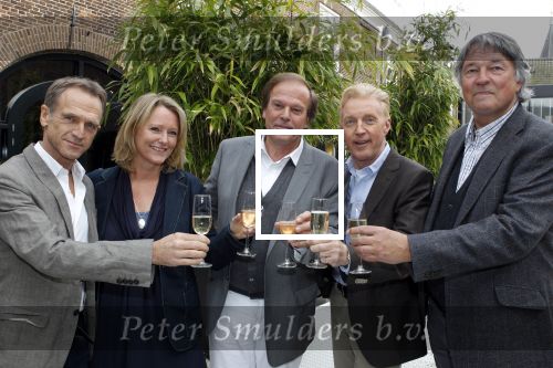 Naarden 18 maart 2010
Surprise feestje voor ivo niehe ivm 35 jaar werken voor de tros bij het arsenaal. Ivo met Antoinette Hertsenberg Ron Brandsteder Jaap Jongbloed en Andre v Duin
Peter Smulders bv