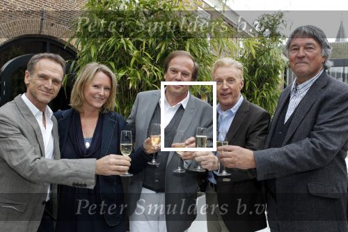 Naarden 18 maart 2010
Surprise feestje voor ivo niehe ivm 35 jaar werken voor de tros bij het arsenaal. Ivo met Antoinette Hertsenberg Ron Brandsteder Jaap Jongbloed en Andre v Duin
Peter Smulders bv