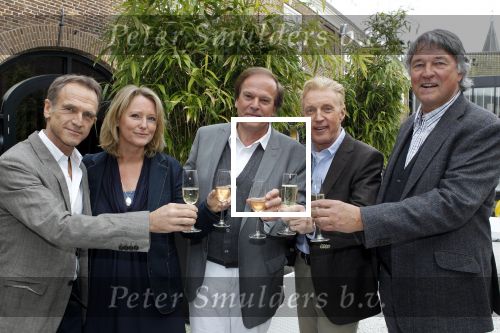Naarden 18 maart 2010
Surprise feestje voor ivo niehe ivm 35 jaar werken voor de tros bij het arsenaal. Ivo met Antoinette Hertsenberg Ron Brandsteder Jaap Jongbloed en Andre v Duin
Peter Smulders bv