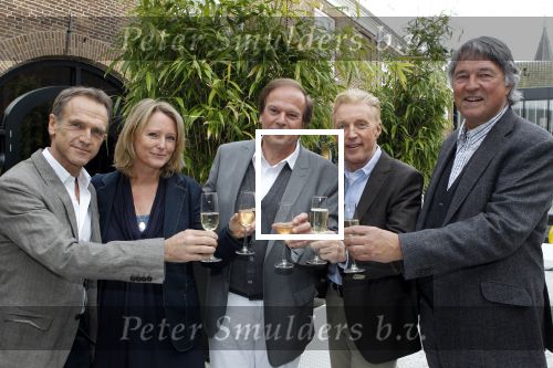 Naarden 18 maart 2010
Surprise feestje voor ivo niehe ivm 35 jaar werken voor de tros bij het arsenaal. Ivo met Antoinette Hertsenberg Ron Brandsteder Jaap Jongbloed en Andre v Duin
Peter Smulders bv