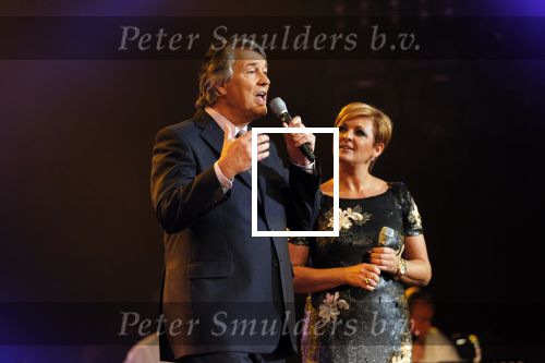 Amsterdam 2 november 2010
Rene Froger viert zijn 50e verjaardag met collega artiesten en vrienden in Carre.
oa Karin Bloemen Danny de Munk Ruth Jacoth Wesley Jeroen v d Boom Grant en Forsyth Thomas Berge Frans Bauer Linda de Mol Peter paul Muller Glennis GraceCarel Kraaijenhof en zoon Danny treden op. Caroline Tensen en Ron Brandsteder presenteren de avond.
Peter Smulders bv