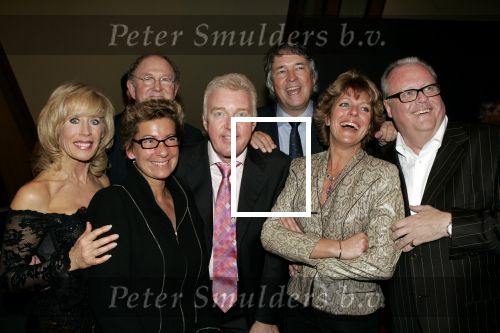 Amsterdam 26 november 2004
Premiere Andre v Duin in Carre
Joop v d Ende en Andre v Duin Joke Bruys Janine v d Ende Simone Kleinsma Guus Verstraete en Ron Brandsteder
Peter Smulders bv