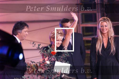Aalsmeer 2 oktober 1999
RTL feest 10 jaar bestaan

Afscheid van Caroline Tensen bij RTL verder op de foto Reinout Oerlemans, Manuela Kemp en Ron Brandsteder

PETER SMULDERS BV