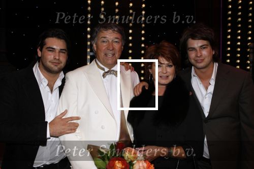 Utrecht 4 november 2007
Premiere Andre v Duin Revue met Ron Brandsteder in Beatrix theater. Ron met  Yvonne Brandsteder Rick en Bob
Peter Smulders bv