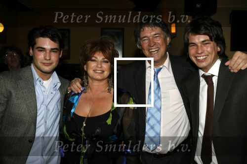 Amsterdam 11 februari 2006
Premiere Andre v Duin in Rai .
Ron Brandsteder met Yvonne en zijn kinderen Rick en Robert
Peter Smulders bv