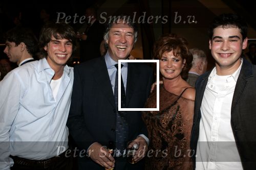 Amsterdam 26 november 2004
Premiere Andre v Duin in Carre
Ron Brandsteder met vrouw Yvonne en zoons
Peter Smulders bv