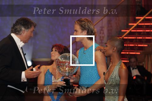 Aalsmeer 15 oktober 2005
Finale dancing with the stars .
Jim Bakkum met danspartner en Ron Brandsteder en Sylvana Simons
Peter Smulders bv