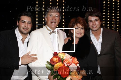 Utrecht 4 november 2007
Premiere Andre v Duin Revue met Ron Brandsteder in Beatrix theater. Ron met  Yvonne Brandsteder Rick en Bob
Peter Smulders bv