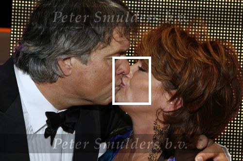 Amsterdam 11 februari 2006
Premiere Andre v Duin in Rai .
Ron Brandsteder kussend met Yvonne
Peter Smulders bv