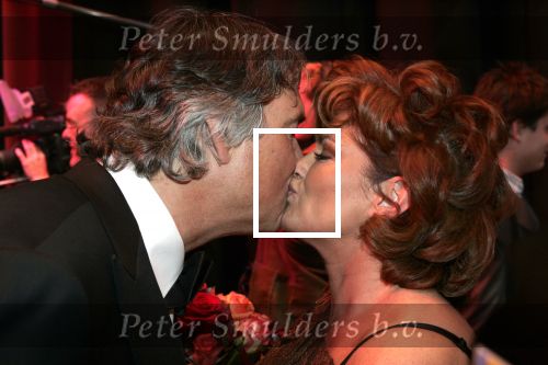 Amsterdam 26 november 2004
Premiere Andre v Duin in Carre
Ron Brandsteder met Yvonne Brandsteder kussend 
Peter Smulders bv