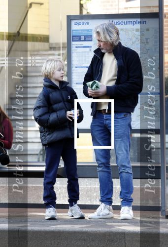 Amsterdam 20 januari 2026
Daan Schuurmans met zijn zoon op de tram aan het wachten . Daarna reden ze naar hun nieuwe huis .