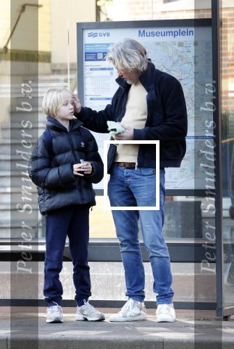 Amsterdam 20 januari 2026
Daan Schuurmans met zijn zoon op de tram aan het wachten . Daarna reden ze naar hun nieuwe huis .