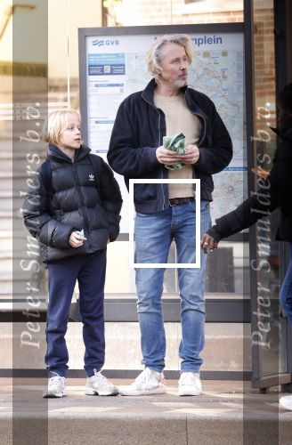 Amsterdam 20 januari 2026
Daan Schuurmans met zijn zoon op de tram aan het wachten . Daarna reden ze naar hun nieuwe huis .