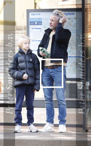 Amsterdam 20 januari 2026
Daan Schuurmans met zijn zoon op de tram aan het wachten . Daarna reden ze naar hun nieuwe huis .
