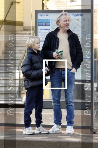 Amsterdam 20 januari 2026
Daan Schuurmans met zijn zoon op de tram aan het wachten . Daarna reden ze naar hun nieuwe huis .