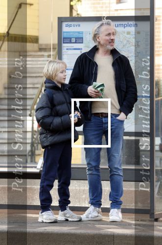 Amsterdam 20 januari 2026
Daan Schuurmans met zijn zoon op de tram aan het wachten . Daarna reden ze naar hun nieuwe huis .