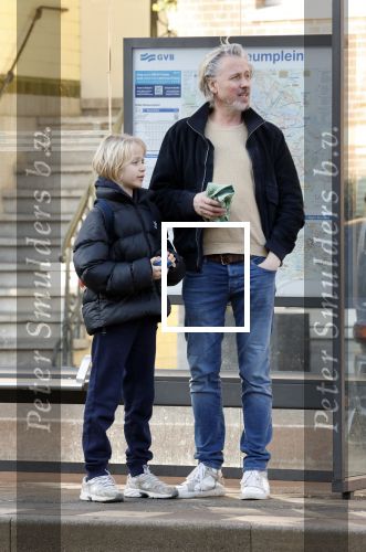 Amsterdam 20 januari 2026
Daan Schuurmans met zijn zoon op de tram aan het wachten . Daarna reden ze naar hun nieuwe huis .