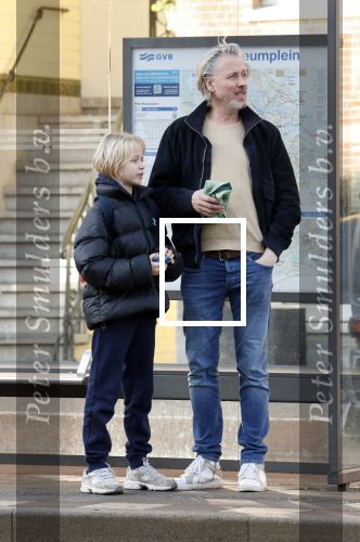 Amsterdam 20 januari 2026
Daan Schuurmans met zijn zoon op de tram aan het wachten . Daarna reden ze naar hun nieuwe huis .